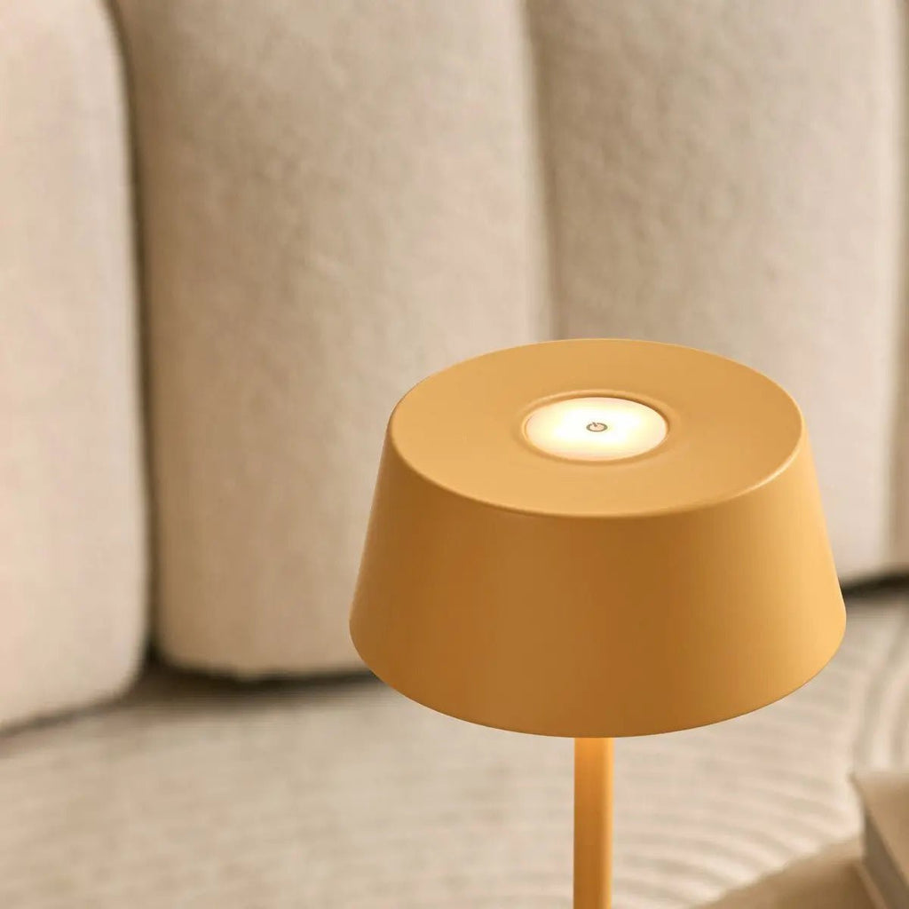 Lampe de table rechargeable en fer jaune ambre Hugo - Intensité variable, élégante et sans fil
