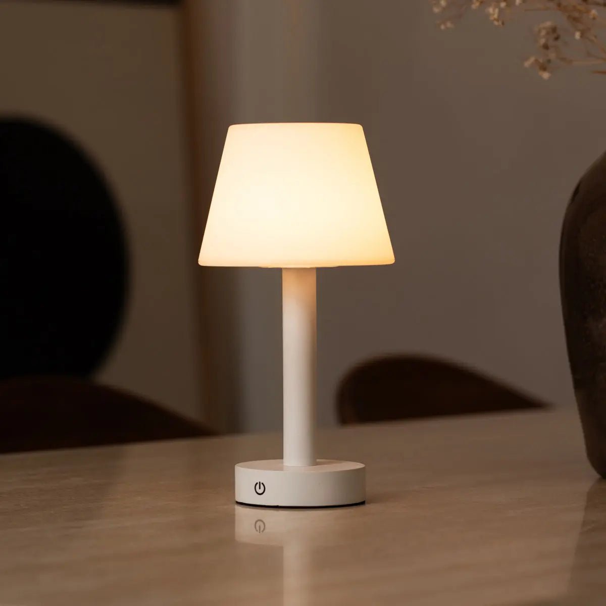 Lampe de table rechargeable en bois blanc Zoë | Sans fil, à intensité variable, USB-C, batterie de 80 heures