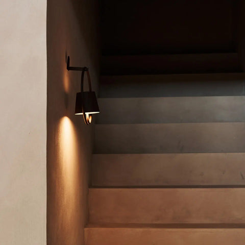Applique murale rechargeable en métal marron foncé Cielo – sans fil, à intensité variable et élégante