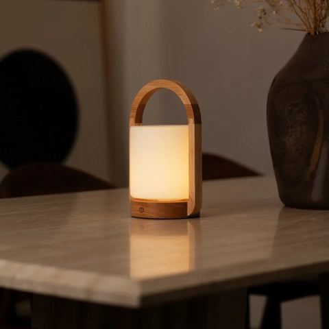 Lampe rechargeable en bois brun clair George combinée avec du verre givré et une poignée