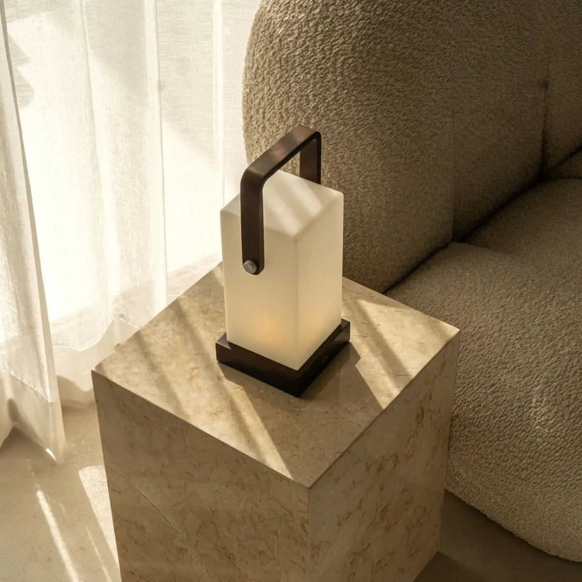 Lampe en bois marron foncé Harper – Lampe de table rechargeable sans fil avec poignée