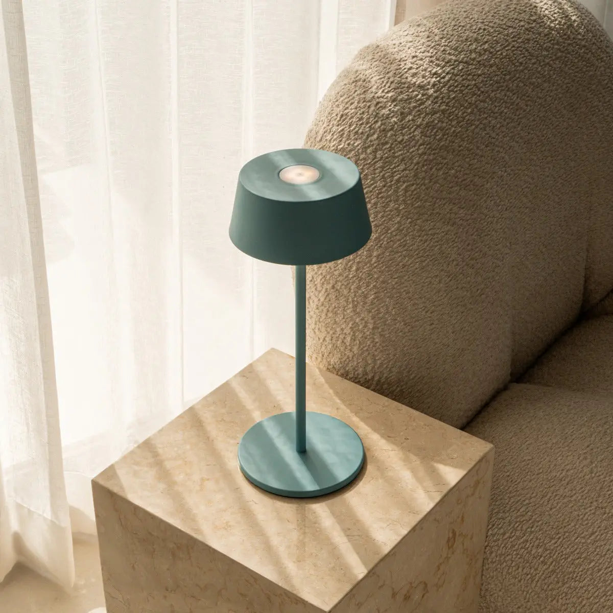 Lampe de table rechargeable verte Hugo Sage - Élégante, à intensité variable et sans fil