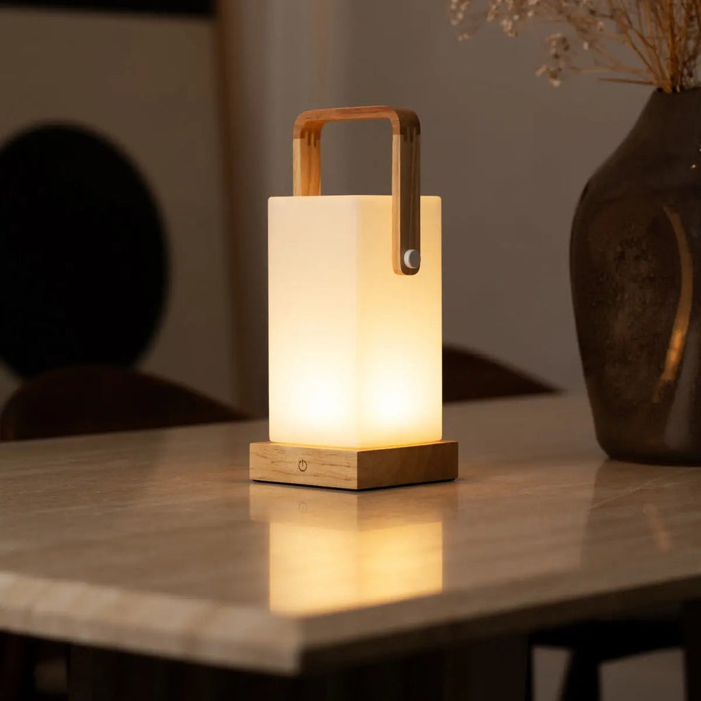 Lampe en bois marron clair "Harper" – Lampe de table rechargeable sans fil avec poignée