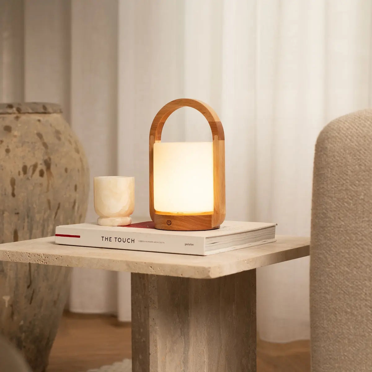 Lampe rechargeable en bois brun clair George combinée avec du verre givré et une poignée