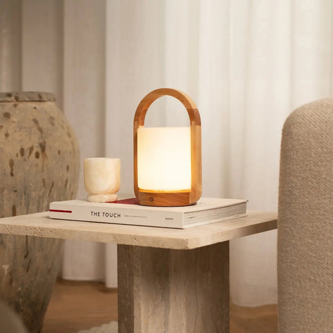 Lampe rechargeable en bois brun clair George combinée avec du verre givré et une poignée