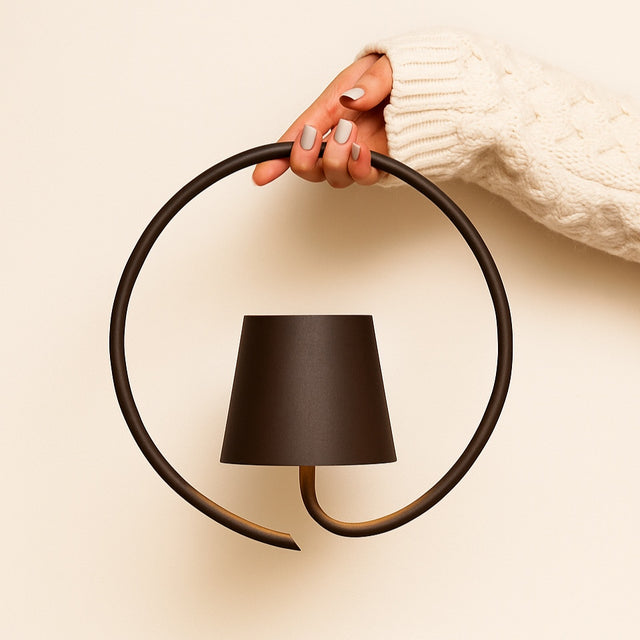 Applique murale rechargeable en métal marron foncé Cielo – sans fil, à intensité variable et élégante