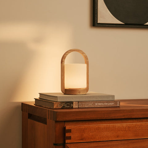 Lampe rechargeable en bois brun clair George combinée avec du verre givré et une poignée