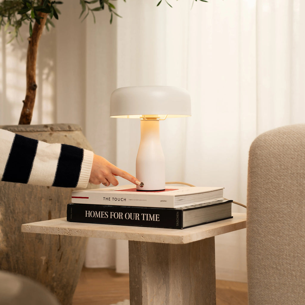 Lampe de table en métal blanc "Jape" | Design intemporel et style élégant