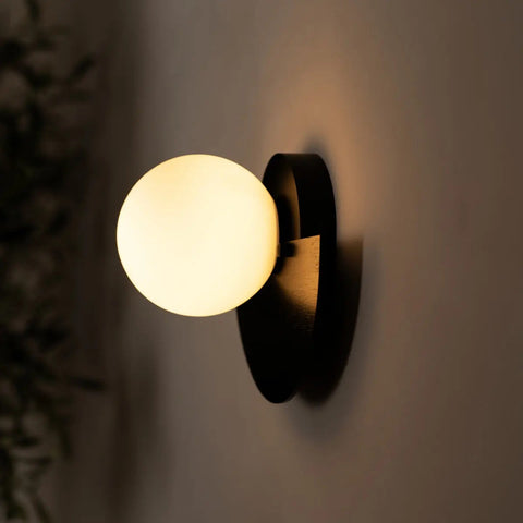 Applique murale sans fil noire Kane – Lampe rechargeable en bois et verre