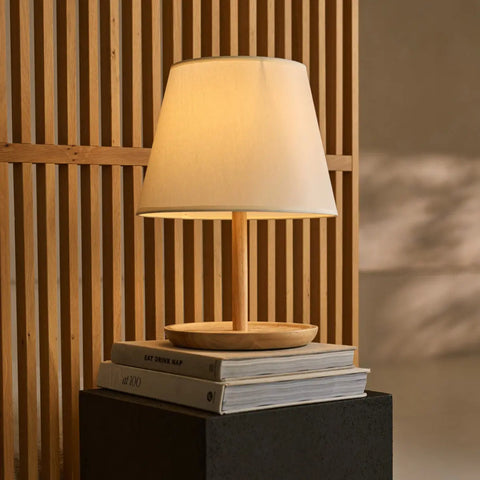 Lampe en bois brun clair Emily avec câble - conception durable faite à la main pour la maison