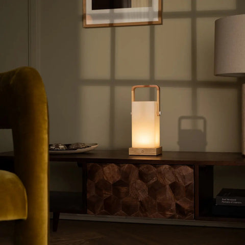Lampe en bois marron clair Harper – Lampe de table rechargeable sans fil avec poignée