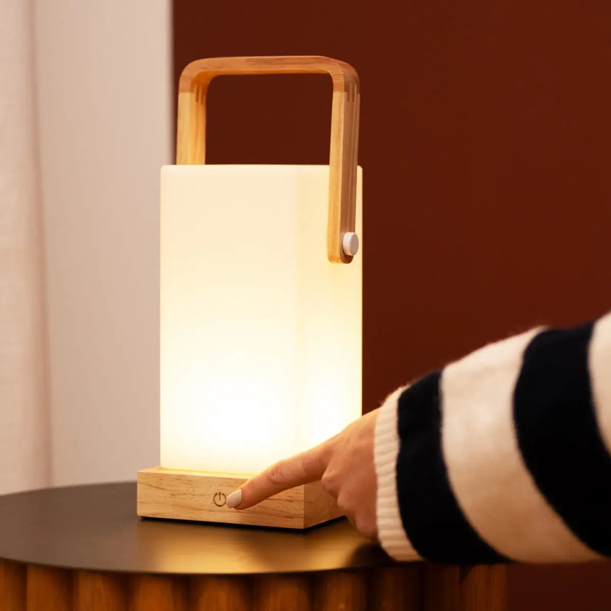 Lampe en bois marron clair "Harper" – Lampe de table rechargeable sans fil avec poignée