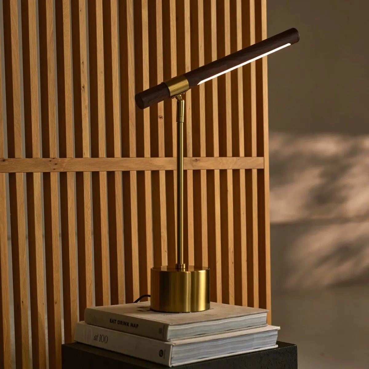 Lampe "Livia" en métal doré et bois – LED orientable, design scandinave pour bureau et salon