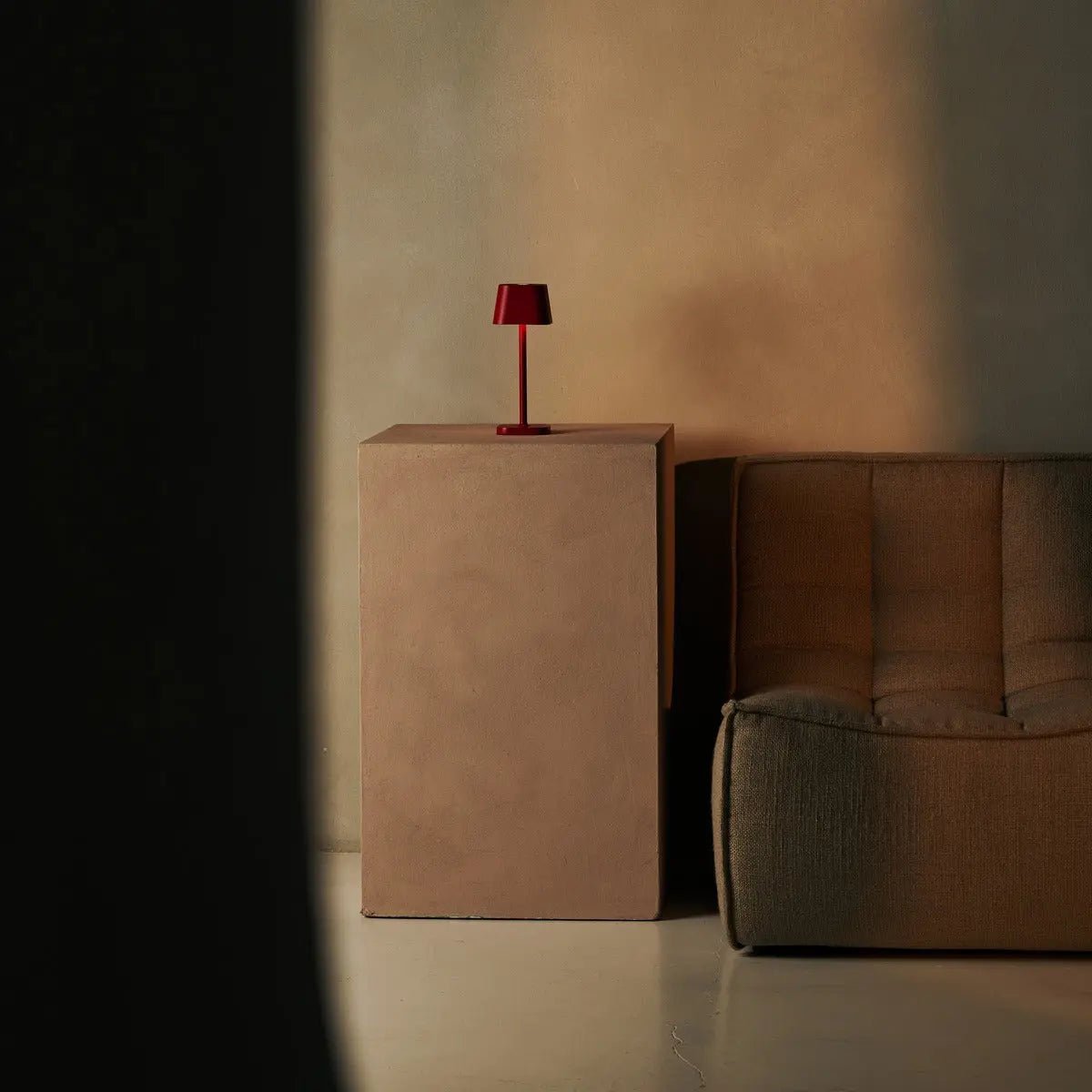 Lampe de table rechargeable Ava Berry Red | Lampe élégante et sans fil et dimmable