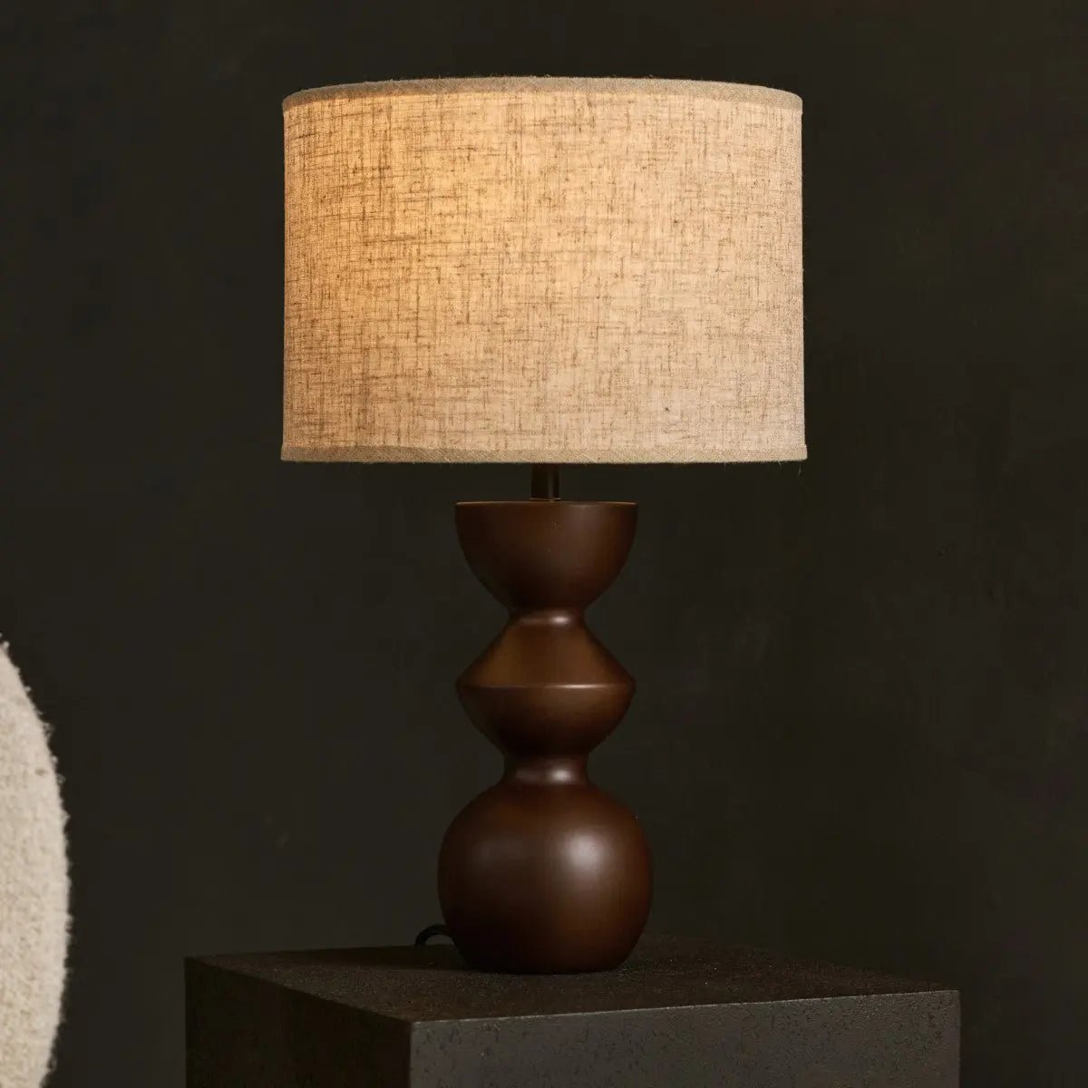 Lampe de table "Kai" marron foncé avec abat-jour sable – Éclairage élégant et fait main