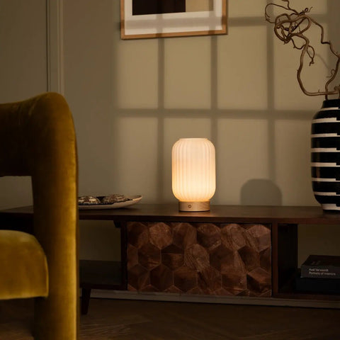 Lampe rechargeable unique Lilly – Verre dépoli et base en bois, intensité variable, 3 modes d'éclairage