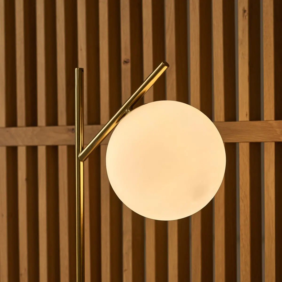 Lampe en marbre Madison avec globe en verre dépoli – Lampe de table élégante