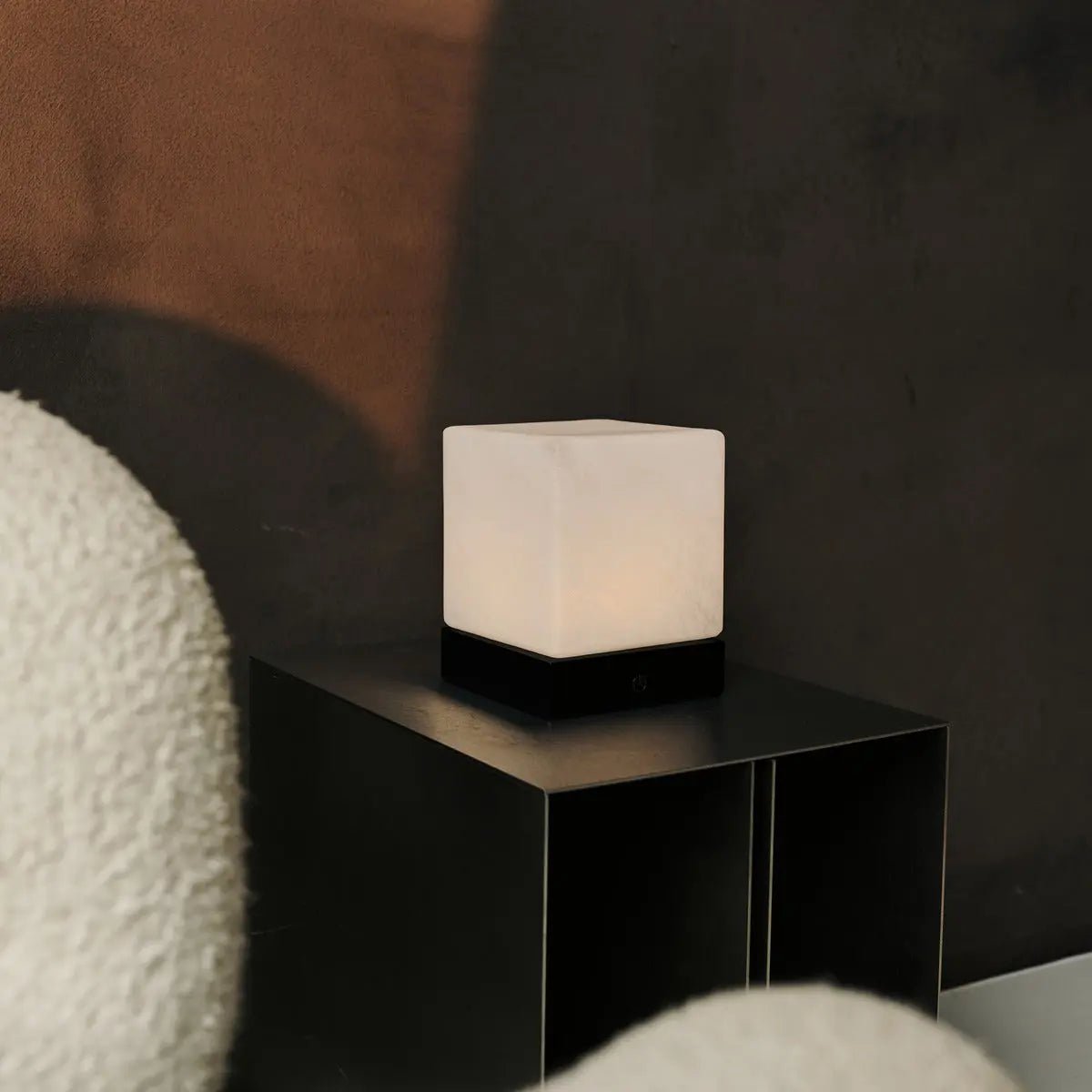 Lampe en bois sans fil noir "Yce" avec verre congelé - batterie rechargeable, dimmable, 100 heures