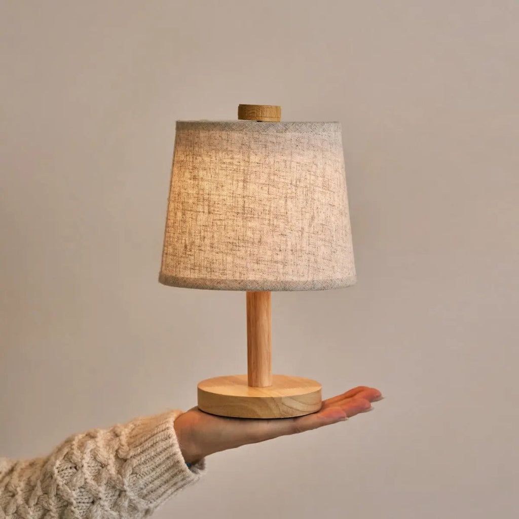 Lampe rechargeable en bois marron clair Rover | Sans fil, à intensité variable avec abat-jour en tissu