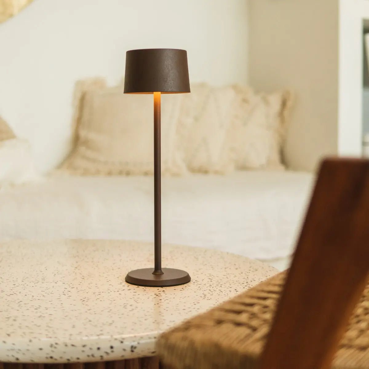 Lampe de table rechargeable en fer David Mocha Brown – Intensité variable et sans fil avec batterie de 120 heures