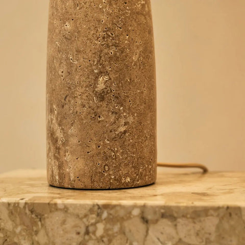 Lampe en travertin Isla avec abat-jour en coton – élégante et intemporelle