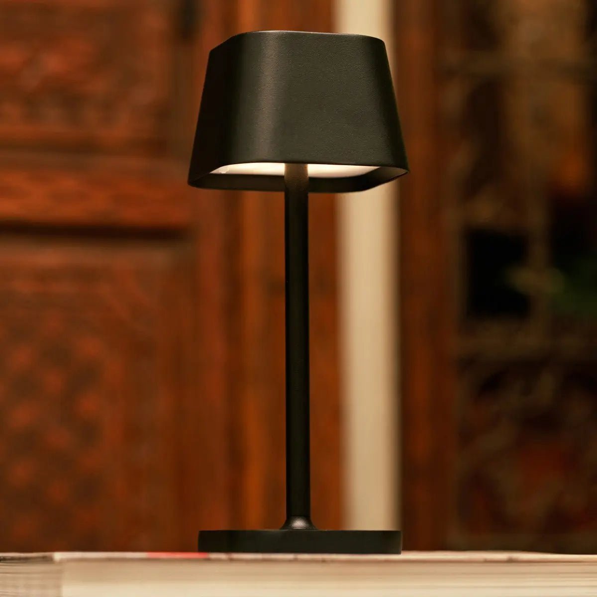 Lampe de table rechargeable noire Ava | Solution d'éclairage sans fil élégante