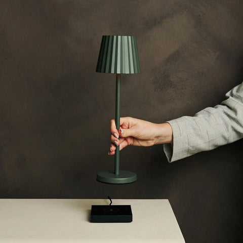 Maya Olive Green Table Table Lampe en fer - lampe dimmable et 3 modes lumineux, rechargeable via la station de charge sans fil