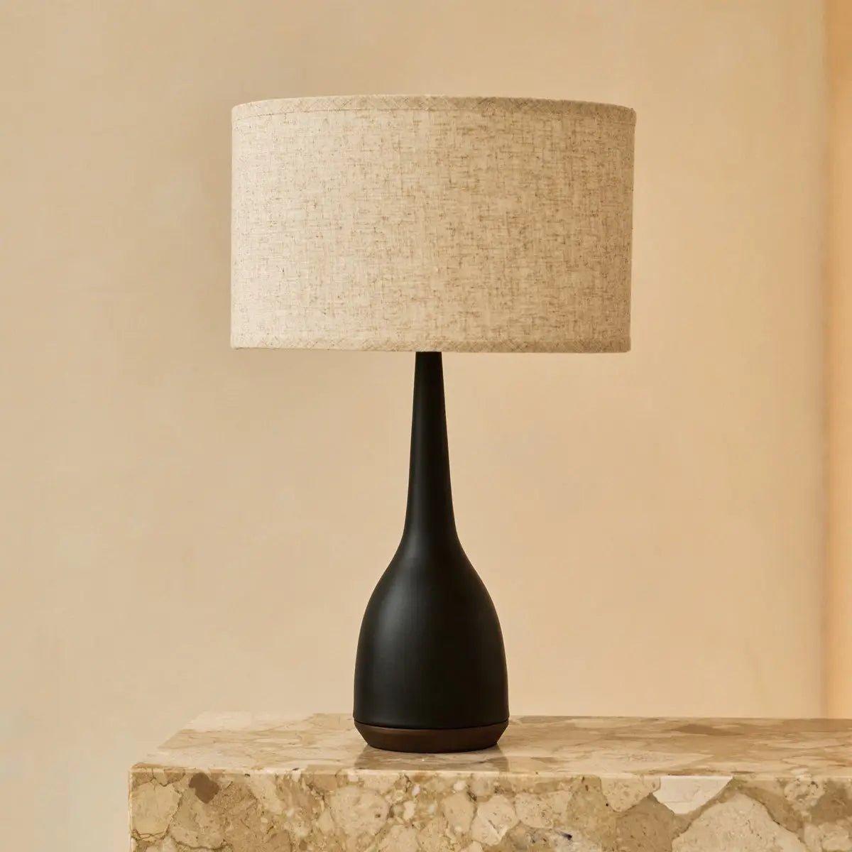 Lampe noire "Jacob" | Abat-jour en lin mélangé beige et éclairage élégant