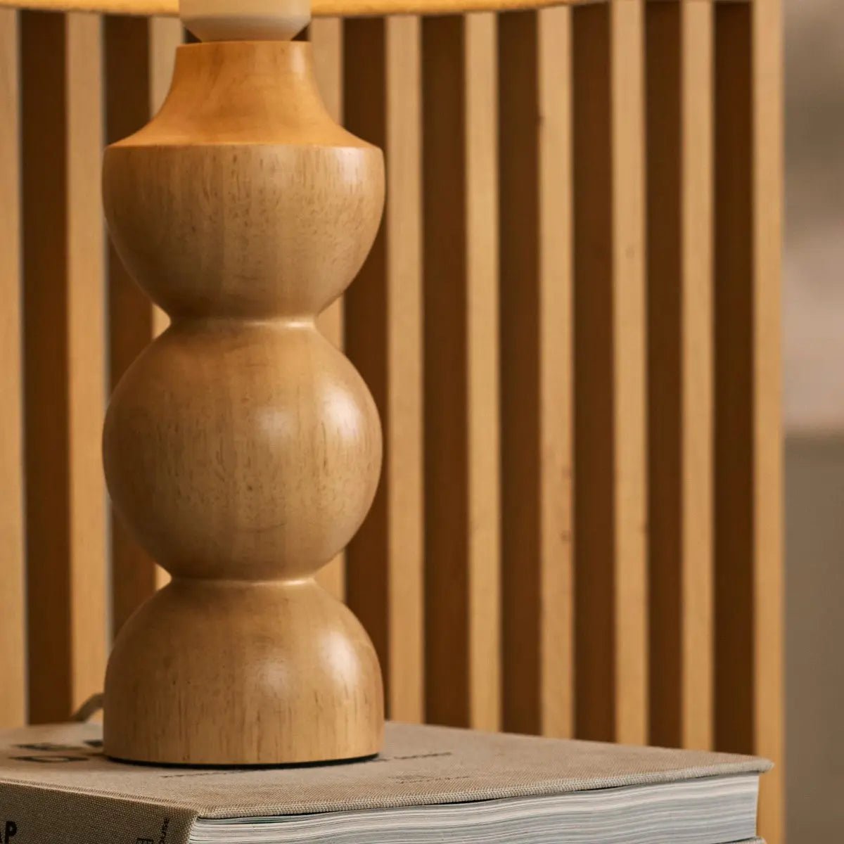 Lampe en bois brun clair Oliver avec une teinte beige | Conception géométrique élégante pour votre maison