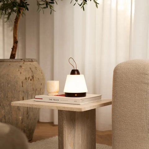 Lampe rechargeable Liv marron foncé – Bracelet en cuir, variable, 3 modes d'éclairage, sans fil