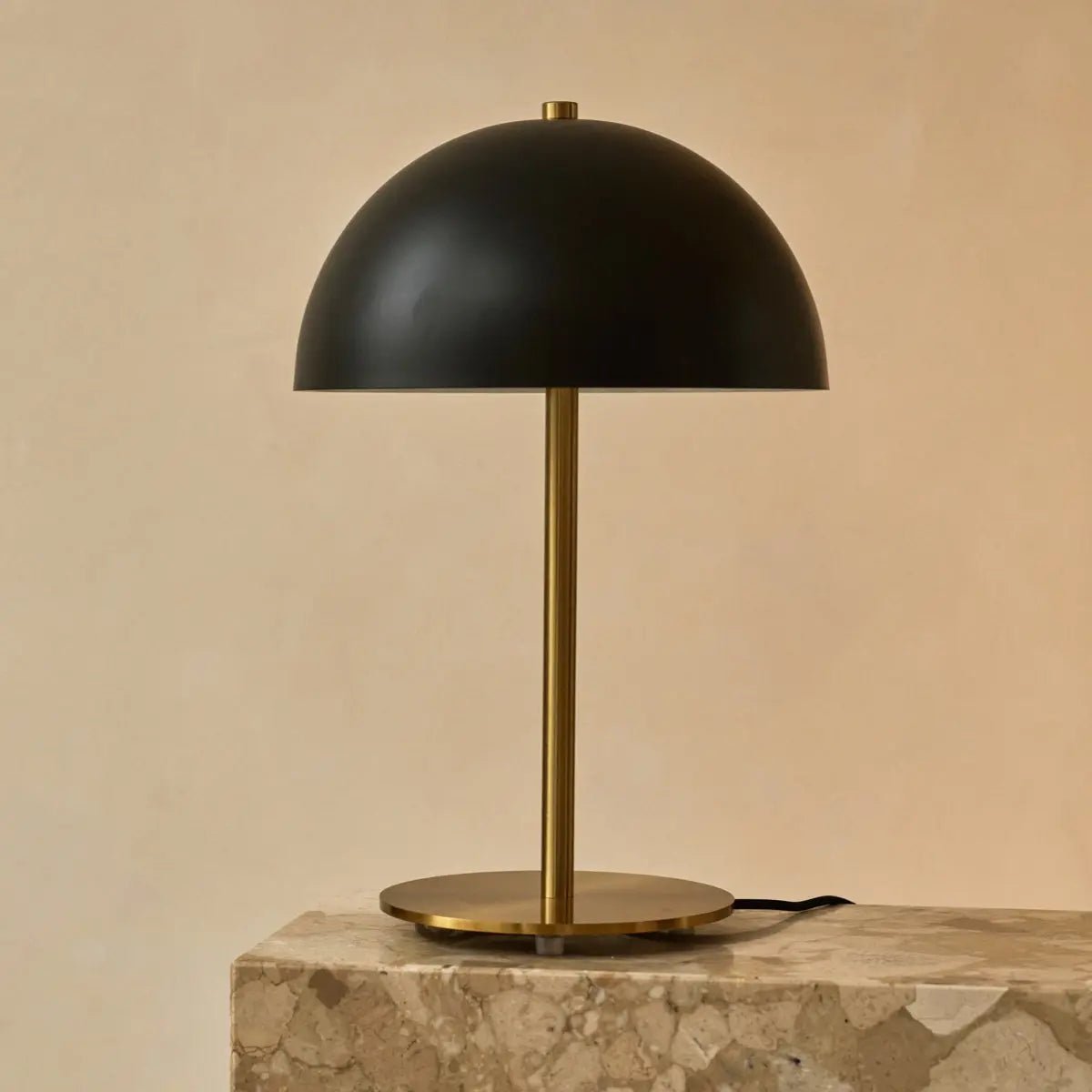 Lampe de table Lola Gold & Black – Design élégant en métal avec interrupteur marche/arrêt