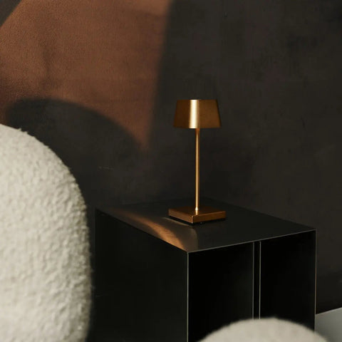Combi set professionnel - 4 x Sarphati Mini Gold Rechargeable Table Lampes et 1 x Amstel Wireless Station de charge avec Qi-Technology et parfait pour les restaurants, l'hospitalité et les hôtels