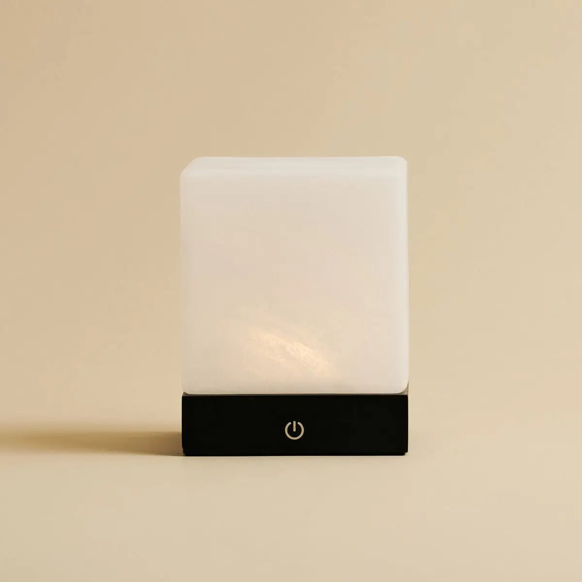 Lampe en bois sans fil noir "Yce" avec verre congelé - batterie rechargeable, dimmable, 100 heures