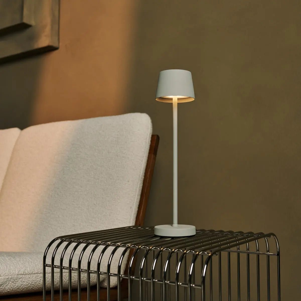 Vondel Mini Shadow Grey Grey Rechargeable et lampe sans fil parfaite pour l'industrie hôtelière - sans fil rechargeable via la station de charge