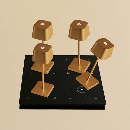 Combi set professionnel - 4 x Sarphati Mini Gold Rechargeable Table Lampes et 1 x Amstel Wireless Station de charge avec Qi-Technology et parfait pour les restaurants, l'hospitalité et les hôtels