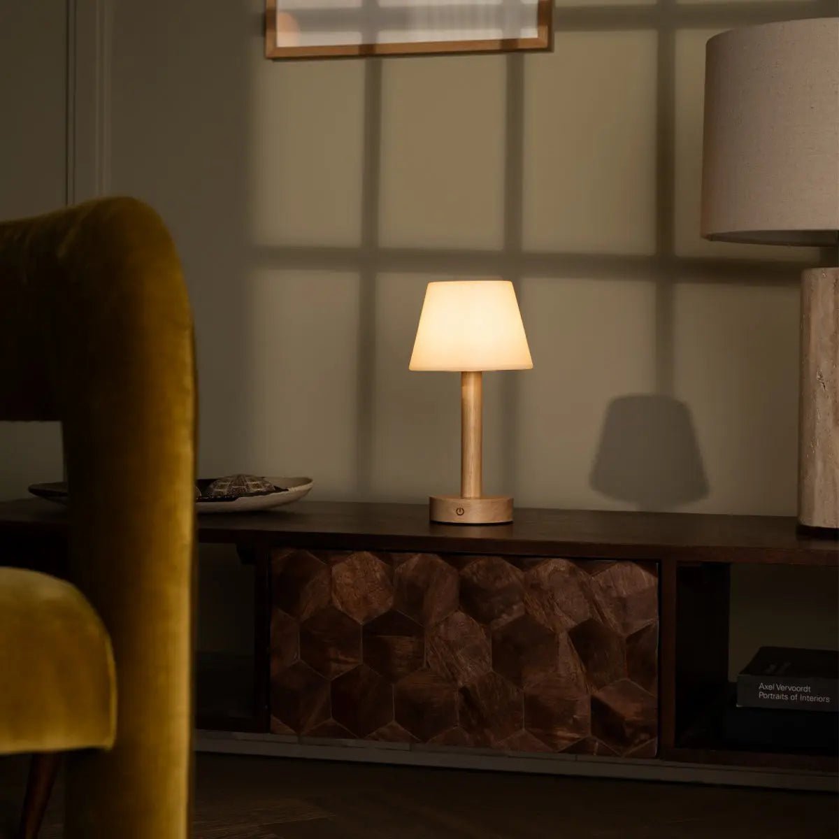 Lampe de table rechargeable en bois marron clair "Zoë" | Intensité variable, USB-C, batterie de 80 heures