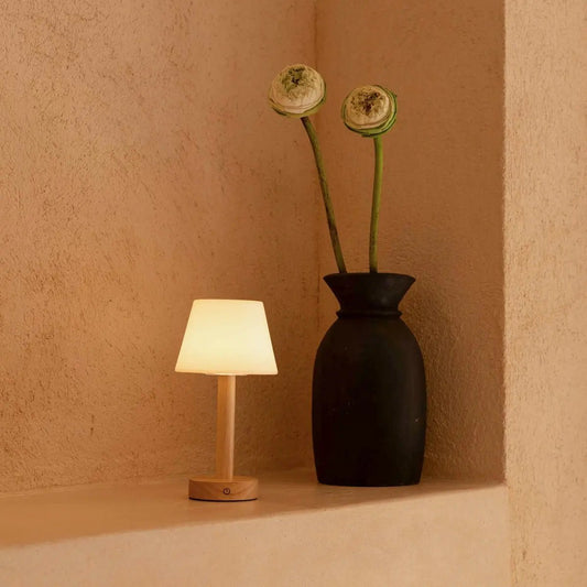 Lampe de table rechargeable en bois marron clair Zoë | Intensité variable, USB-C, batterie de 80 heures