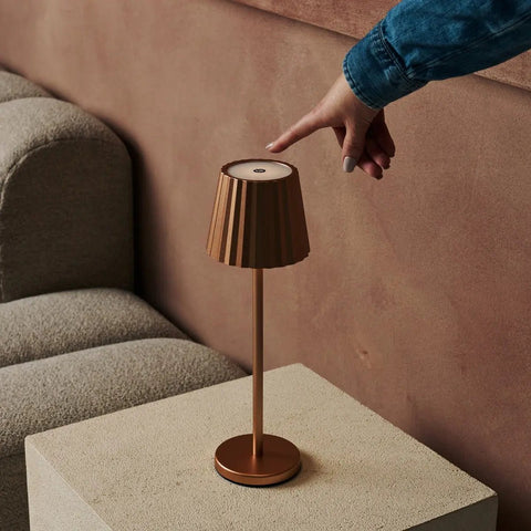 Combi Set Professional - 8 X Maya Copper Rechargeable Table Lampes et 1 X Station centrale Station de charge sans fil avec Qi-Technology - Perfect pour les restaurants, l'hospitalité et les hôtels
