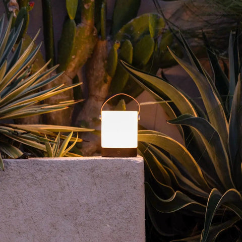 Lampe de table en bois rechargeable marron foncé Avery – sans fil et à intensité variable avec bracelet en cuir