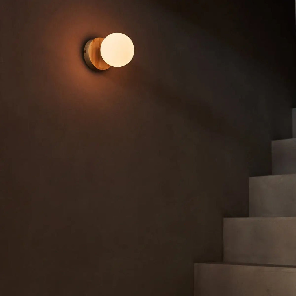 Richella Brown Light Wood & Glass Wall Light - Reccharteable et sans fil