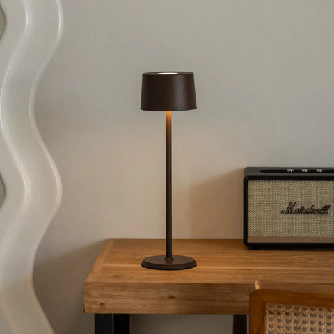 Lampe de table rechargeable en fer David Mocha Brown – Intensité variable et sans fil avec batterie de 120 heures