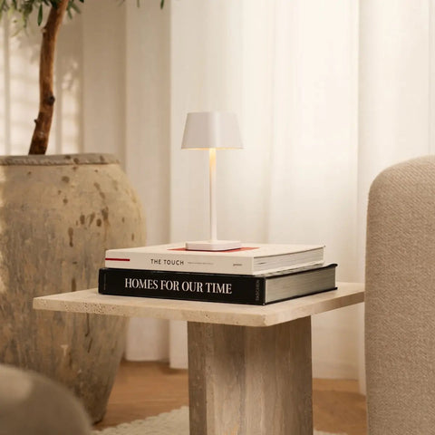 Lampe de table rechargeable Ava White – Éclairage élégant, sans fil et à intensité variable