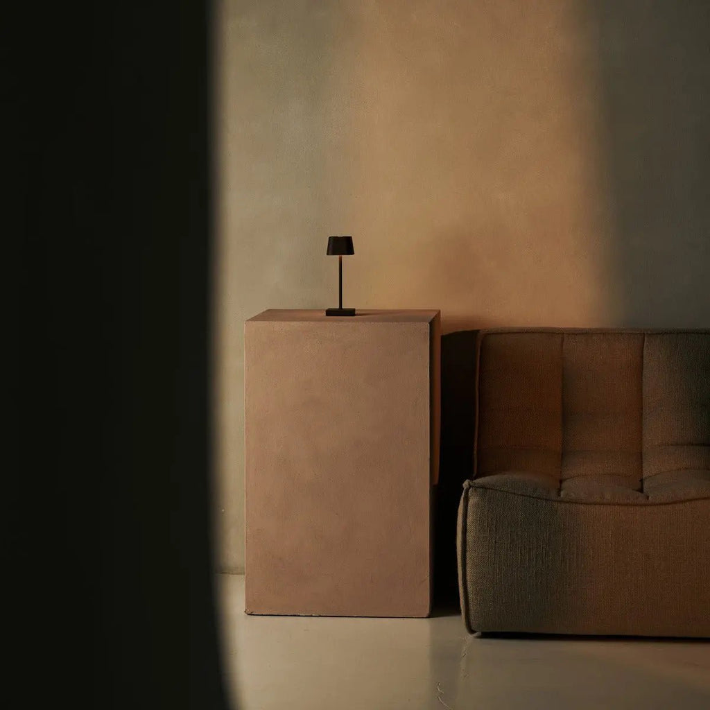 Sarphati Mini Mocha Brown Table sans fil lampe parfaite pour l'industrie hôtelière - rechargeable sans fil via la station de charge, lampe dimmable et 3 modes lumineux