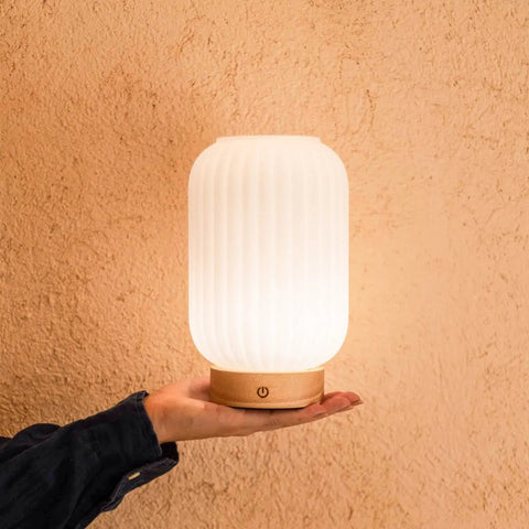 Lampe rechargeable unique Lilly – Verre dépoli et base en bois, intensité variable, 3 modes d'éclairage