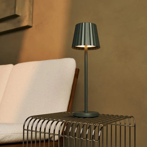 Maya Olive Green Table Table Lampe en fer - lampe dimmable et 3 modes lumineux, rechargeable via la station de charge sans fil