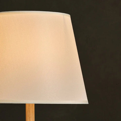 Lampe en bois brun clair Emily avec câble - conception durable faite à la main pour la maison