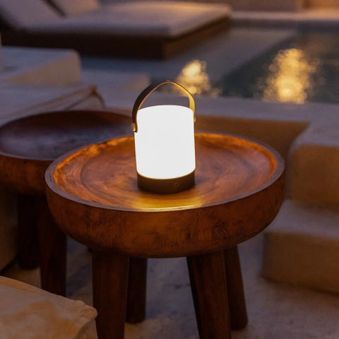 Lampe de table en bois rechargeable marron foncé Avery – sans fil et à intensité variable avec bracelet en cuir