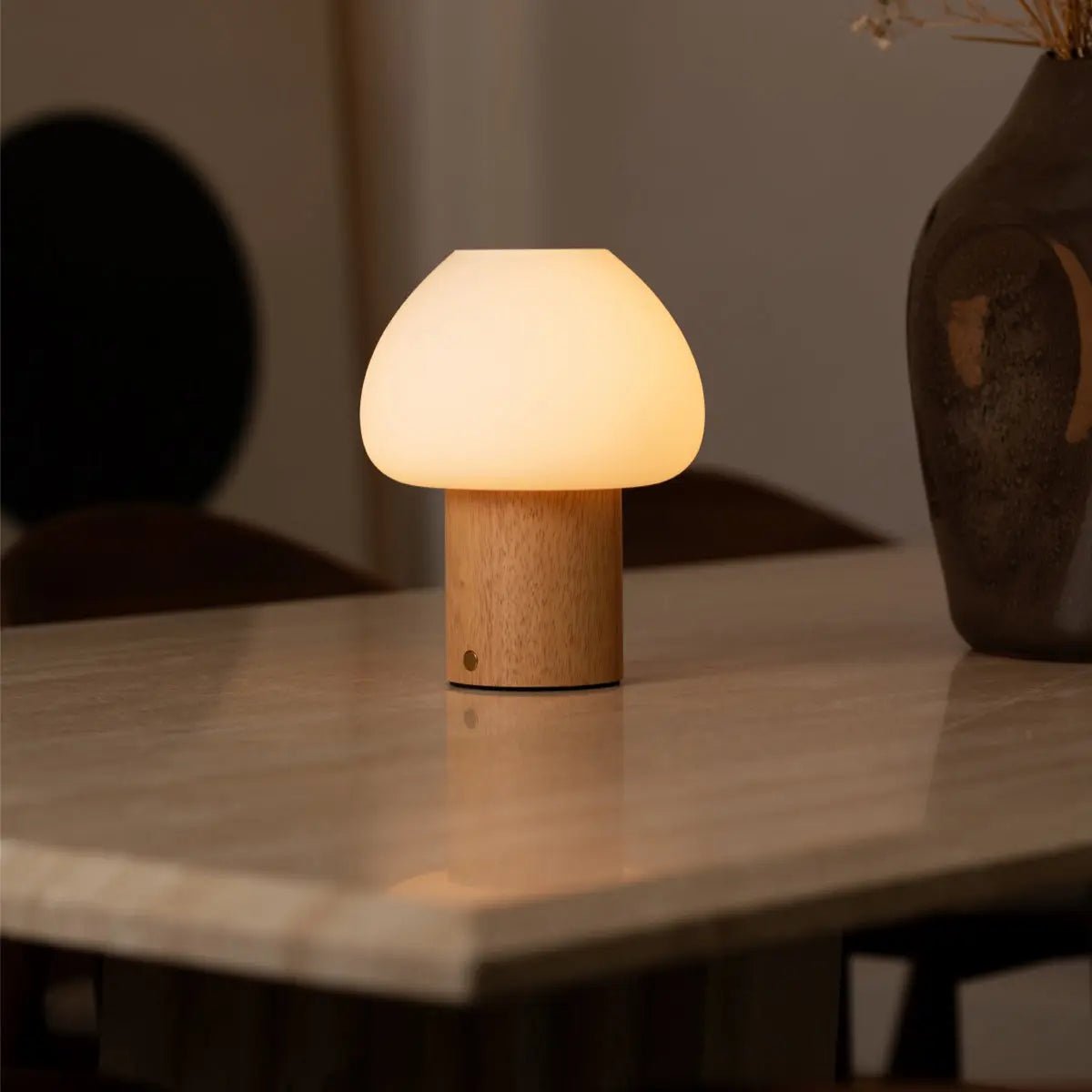 Lampe en bois "Fynn" marron clair – rechargeable, variable et élégante