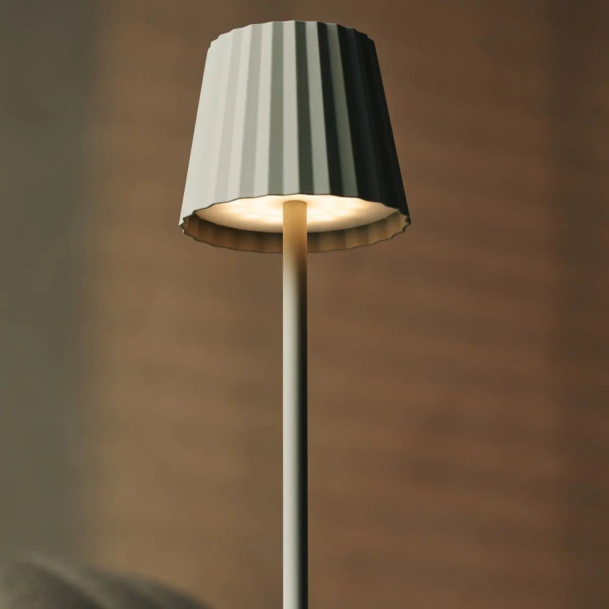 Combi Set Professional - 4 X Maya Shadow Grey Grey Rechargeable Table Lampes et 1 x Amstel Wireless Station Wireless avec Qi-Technology - Perfect pour les restaurants, l'hospitalité et les hôtels