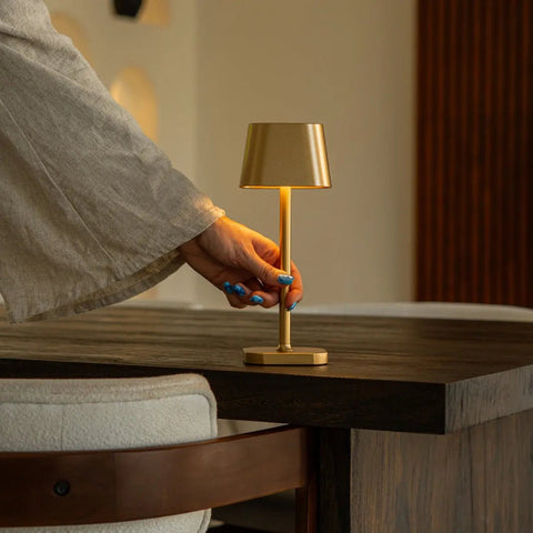 Lampe de table rechargeable Ava Or | Sans fil, variable et élégant
